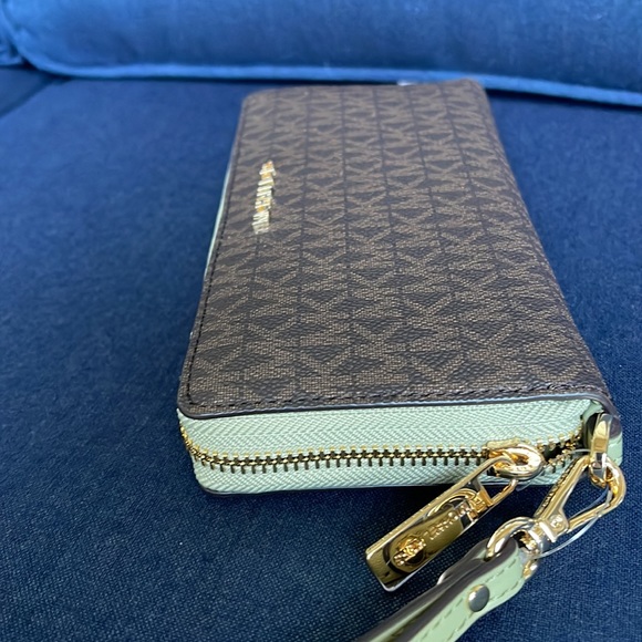 Michael Kors Jet Set Travel Large Travel CONTINENTAL 
Light Sage - Picture 4 of 16